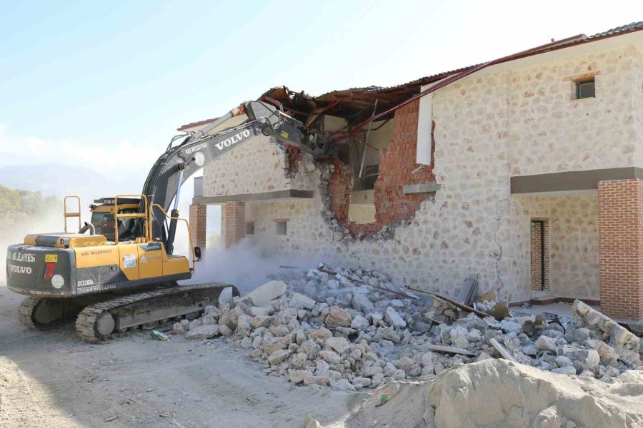 Kaş’ta Kaçak Yapılan Yüzme Havuzlu Binalar Ekipler Tarafından Yıkıldı