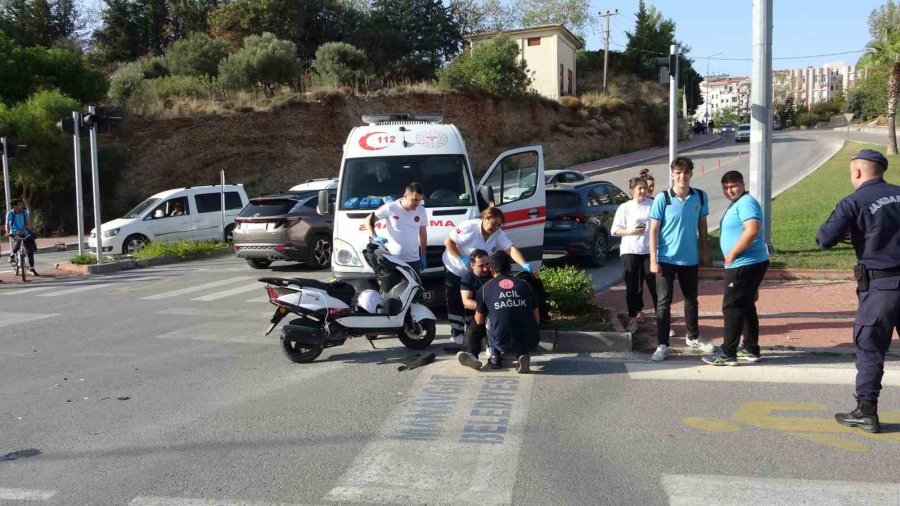 Otomobille Çarpışan Motosiklet Sürücüsü Yaralandı