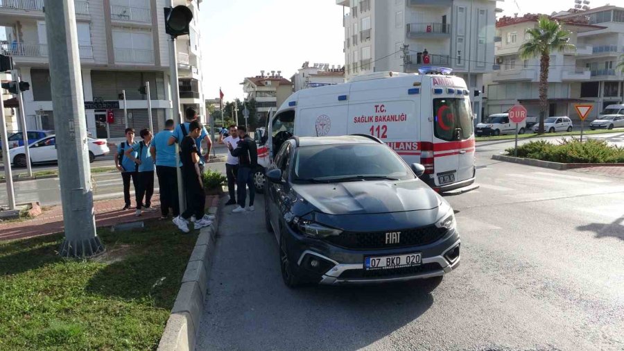 Otomobille Çarpışan Motosiklet Sürücüsü Yaralandı