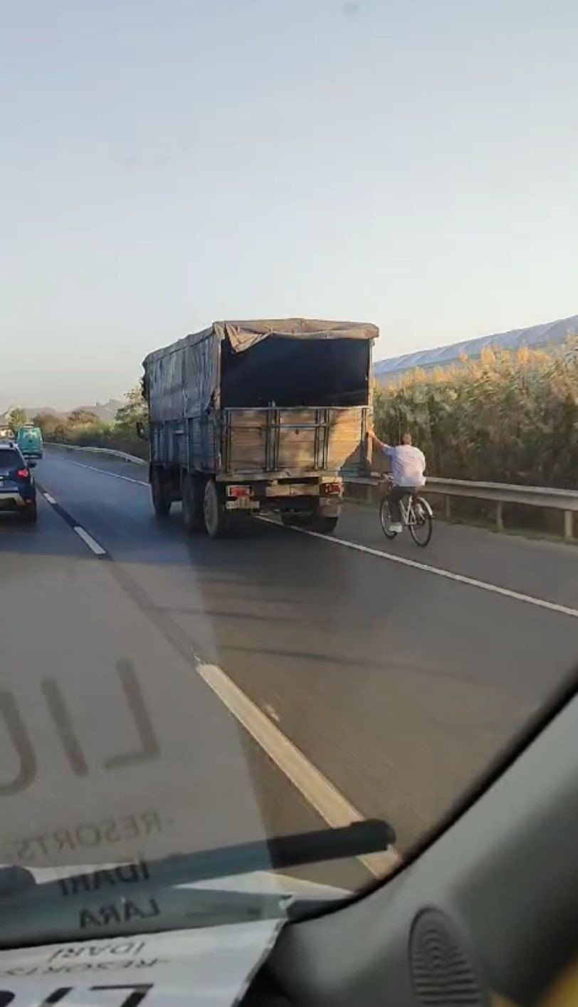 Hızla Giden Kamyonun Arkasına Tutunan Bisikletli Yürekleri Ağza Getirdi