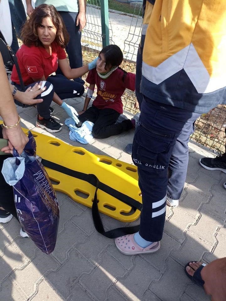 Otomobil Öğrencilerin Bulunduğu Otobüs Durağına Daldı