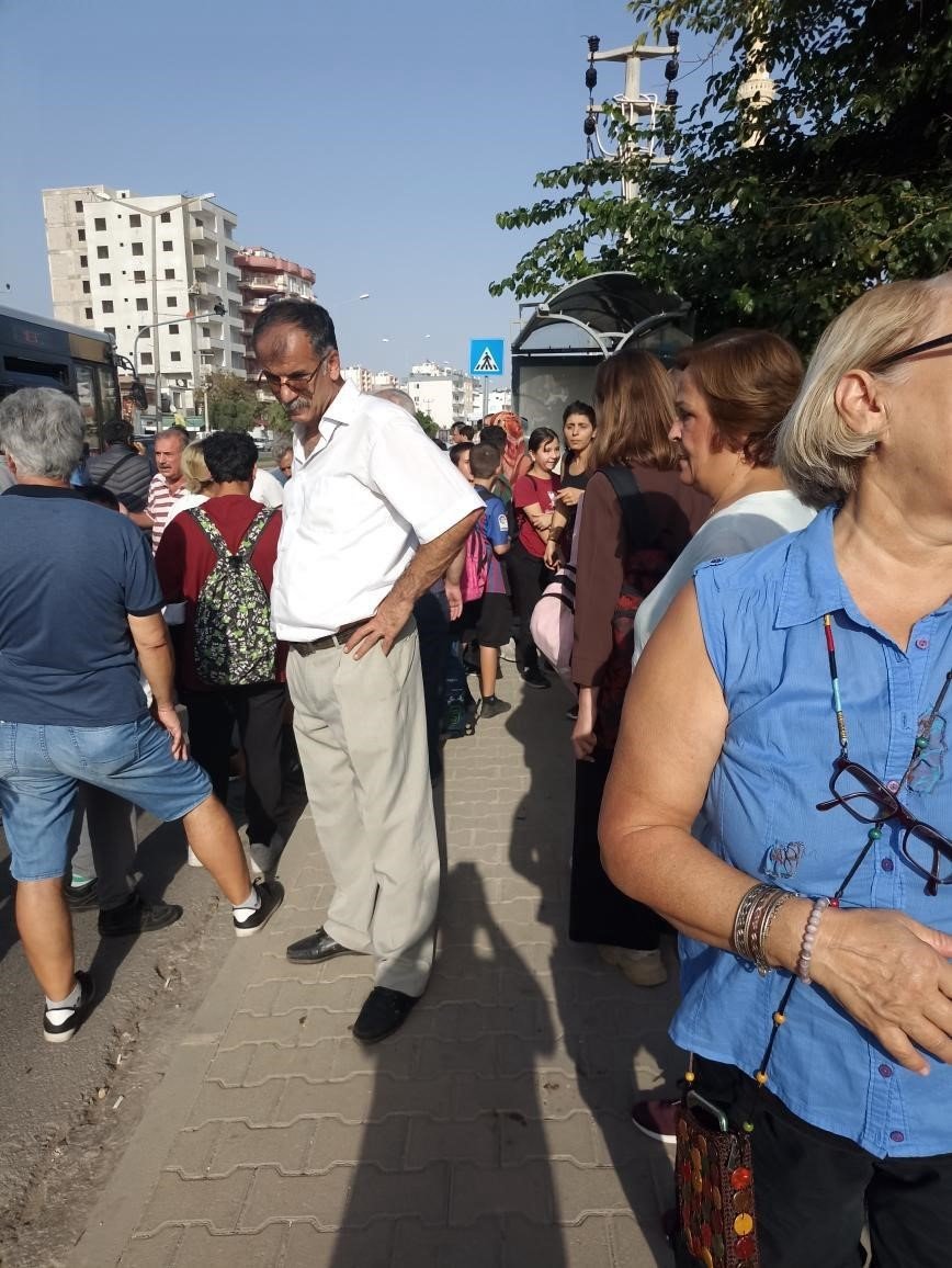 Otomobil Öğrencilerin Bulunduğu Otobüs Durağına Daldı