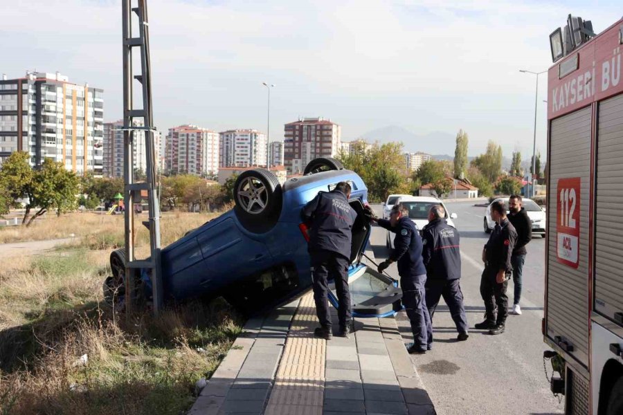 Otomobil Takla Attı, Anne Ve 2 Çocuğu Yaralandı