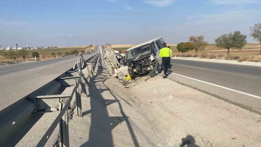 Kontrolden Çıkan Minibüs Demir Bariyerlere Çarptı: 1 Yaralı