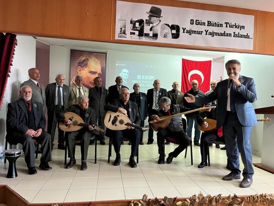 Ulu Çınarlar Korosu Ve Liseli Gençler Atatürk’ün Sevdiği Şarkıları Seslendirdi