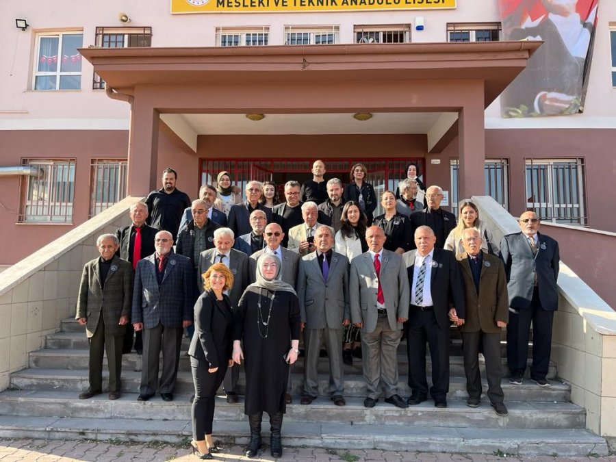 Ulu Çınarlar Korosu Ve Liseli Gençler Atatürk’ün Sevdiği Şarkıları Seslendirdi