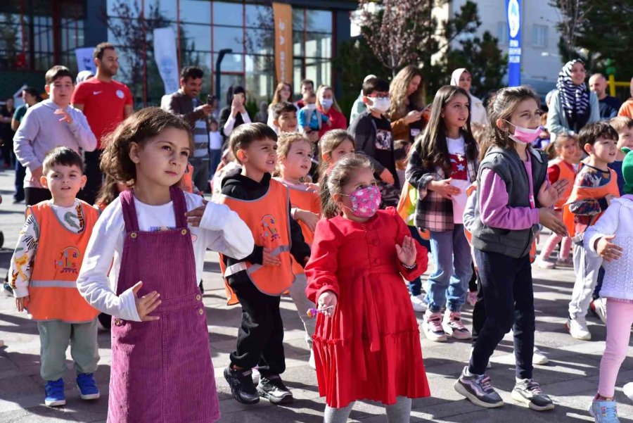 Büyükşehir Spor A.ş. Lösemili Miniklerin Yanında Oldu