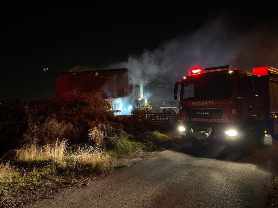 2 Katlı Müstakil Ev Yangında Kül Oldu