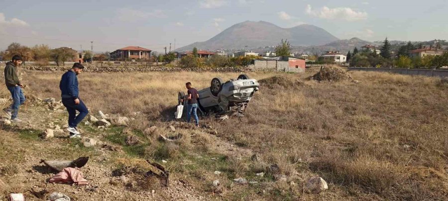 Yoldan Çıkan Otomobil Takla Attı