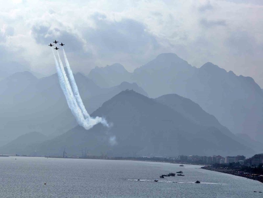 Türk Yıldızları Antalya’da Nefes Kesti