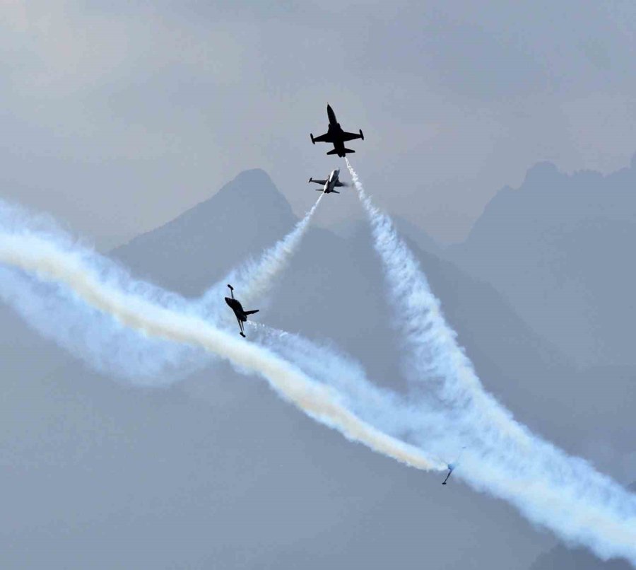 Türk Yıldızları Antalya’da Nefes Kesti