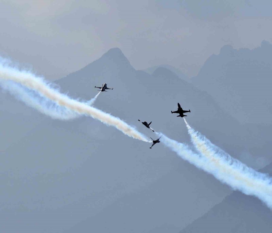 Türk Yıldızları Antalya’da Nefes Kesti