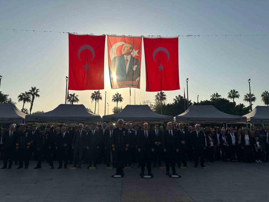 Mersin’de Hayat Türkiye Cumhuriyeti’nin Kurucusu Gazi Mustafa Kemal Atatürk İçin 1 Dakika Durdu