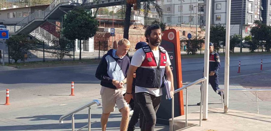 Antalya’da 35 Bin Erosu Gasp Edildikten Sonra 2 Şüpheliyi Aracıyla Çarparak Öldüren Ukraynalı Turist Tutuklandı