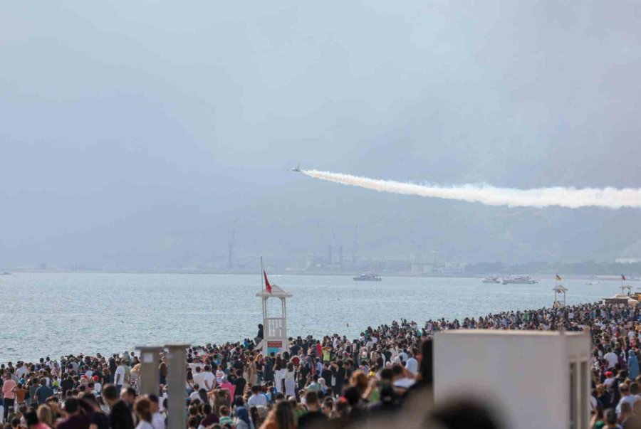 Türk Yıldızları Antalya’yı Yaza Çevirdi: Binlerce Kişi Sahili Doldurdu