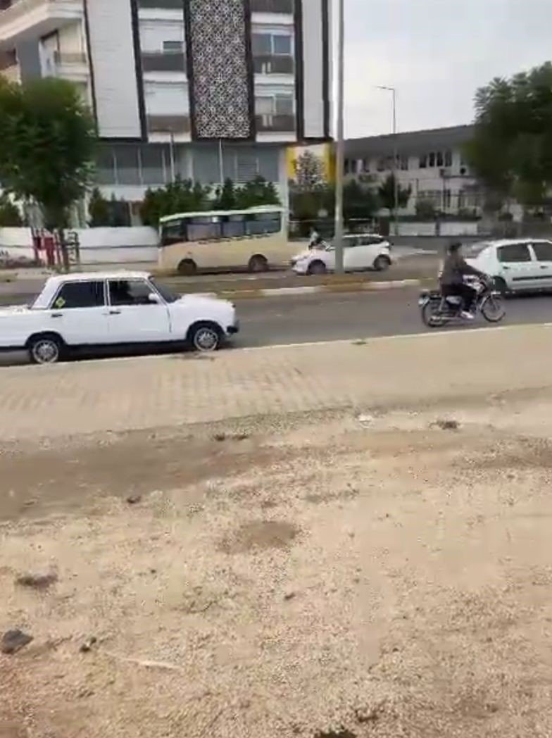 Arızalanan Otomobili Motosiklete Bağlanan Halatla Çektiler