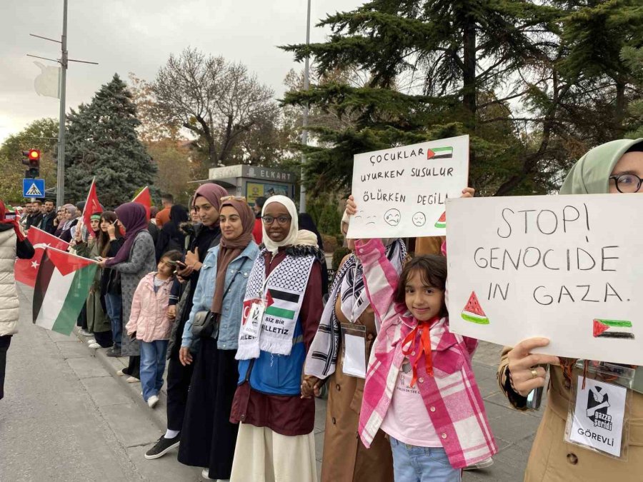 Konya’da Gazze İçin İnsan Zinciri Oluşturuldu