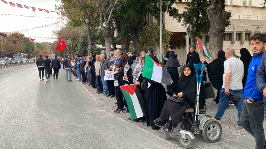 Konya’da Gazze İçin İnsan Zinciri Oluşturuldu