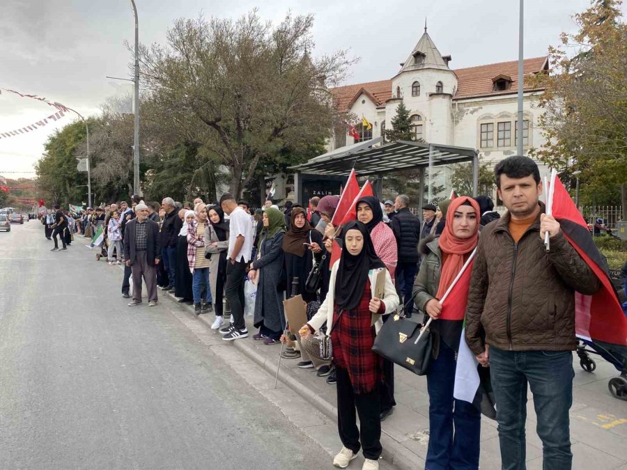 Konya’da Gazze İçin İnsan Zinciri Oluşturuldu