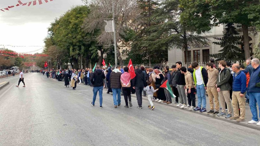 Konya’da Gazze İçin İnsan Zinciri Oluşturuldu