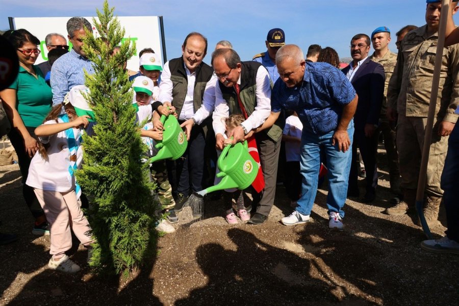 Mersin’de ’milli Ağaçlandırma Günü’nde Fidanlar Toprakla Buluştu