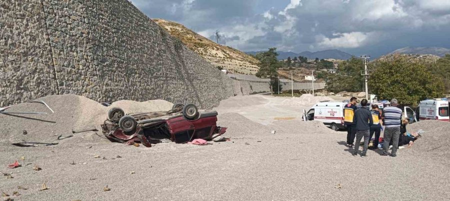 Virajı Alamayan Otomobil 15 Metrelik Şarampole Uçtu: 4 Yaralı