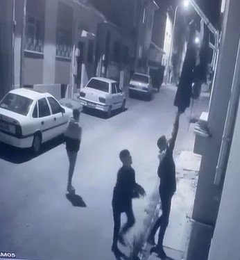 Balkonda Asılı Çamaşırları Çalarak Kaçtılar