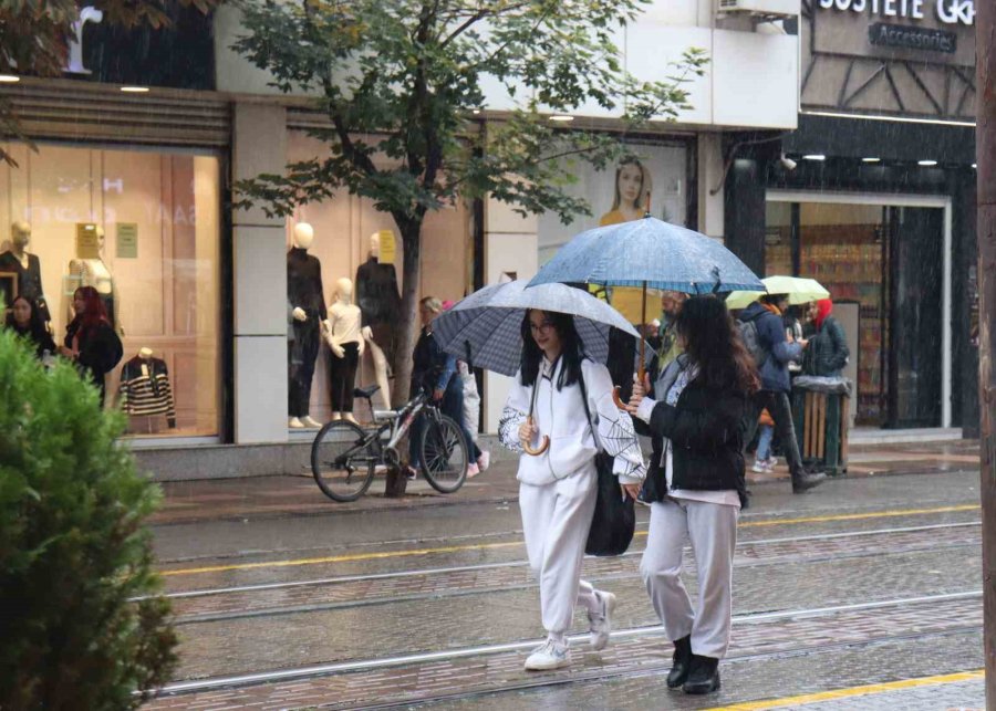 Eskişehir’de Yağışlarla Birlikte Hava Da Soğudu