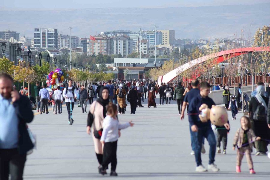 Başkan Büyükkılıç, Millet Bahçesi’ni Dolduran Vatandaşlarla Buluştu