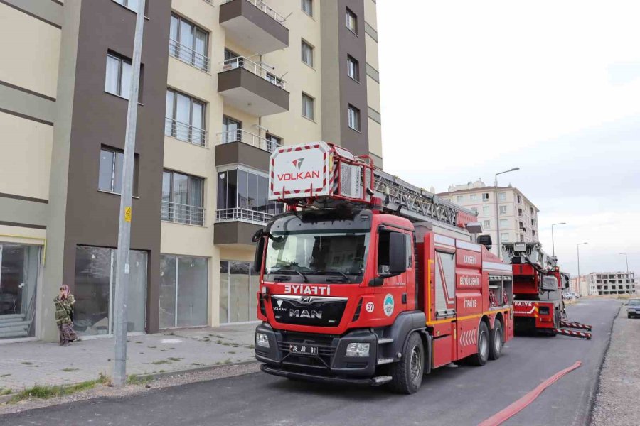 Kendini Eve Kilitleyip Ateşe Vermeye Çalıştı, Özel Harekat Etkisiz Hale Getirdi