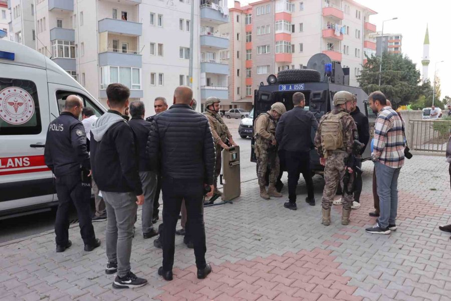 Kendini Eve Kilitleyip Ateşe Vermeye Çalıştı, Özel Harekat Etkisiz Hale Getirdi