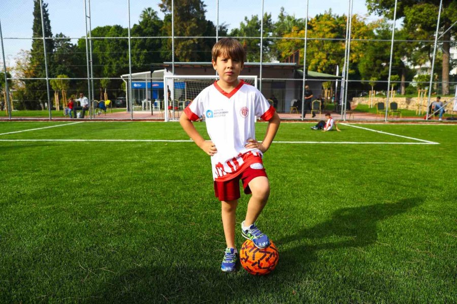 Antalya Büyükşehir Futbol Akademisi Başladı