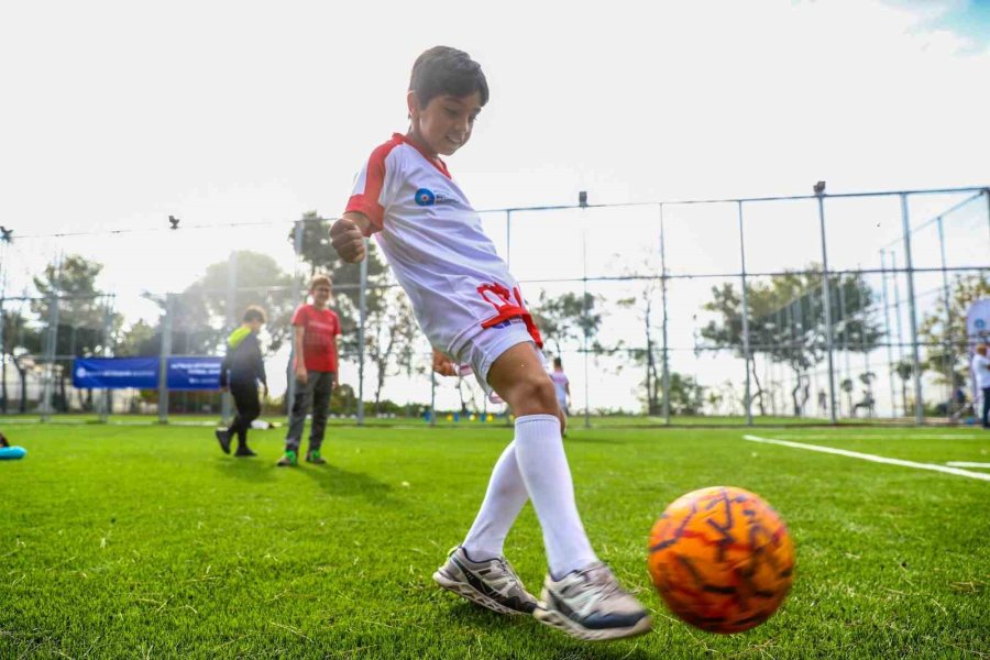 Antalya Büyükşehir Futbol Akademisi Başladı