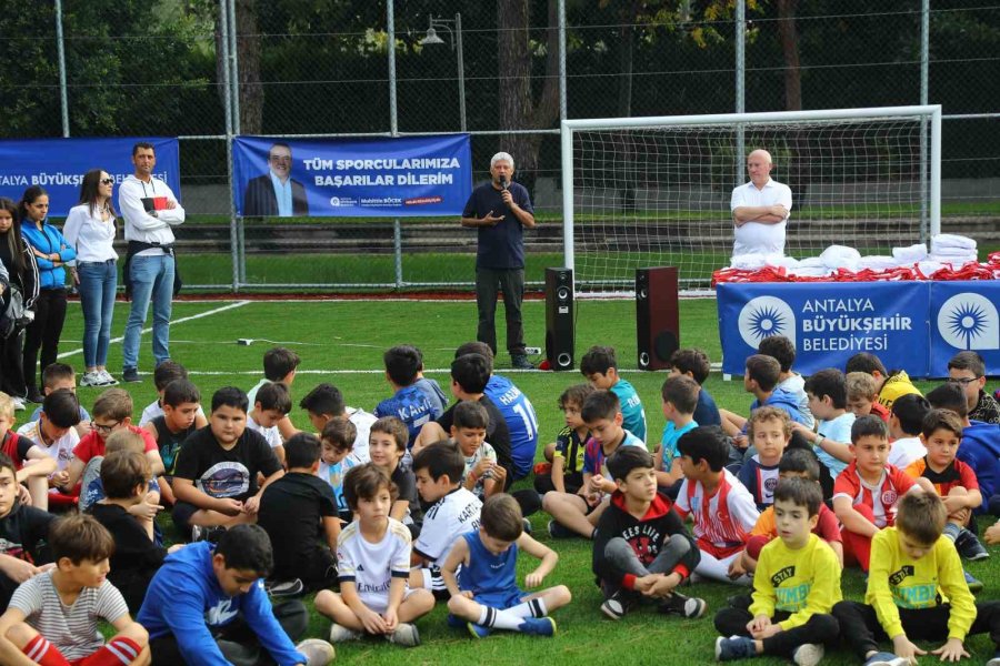 Antalya Büyükşehir Futbol Akademisi Başladı