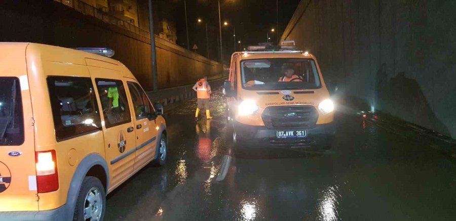 Alanya’da Polislerin Su Dolu Alt Geçitte Trafik Çilesi