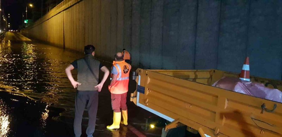 Alanya’da Polislerin Su Dolu Alt Geçitte Trafik Çilesi