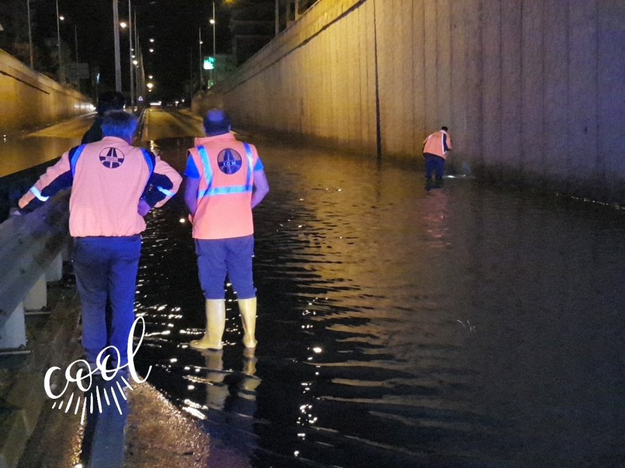 Alanya’da Polislerin Su Dolu Alt Geçitte Trafik Çilesi