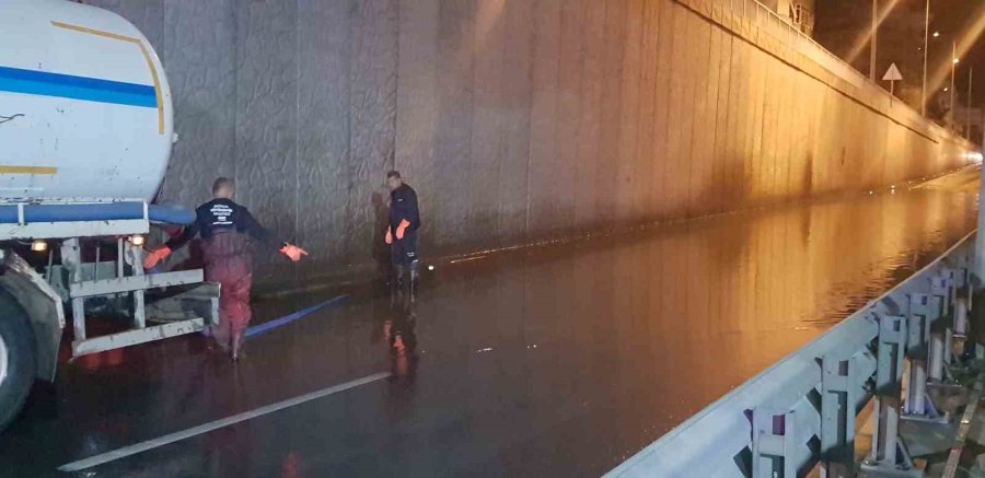 Alanya’da Polislerin Su Dolu Alt Geçitte Trafik Çilesi