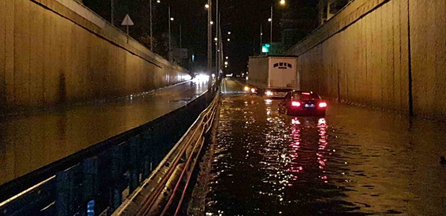 Alanya’da Polislerin Su Dolu Alt Geçitte Trafik Çilesi