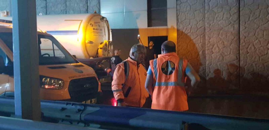 Alanya’da Polislerin Su Dolu Alt Geçitte Trafik Çilesi