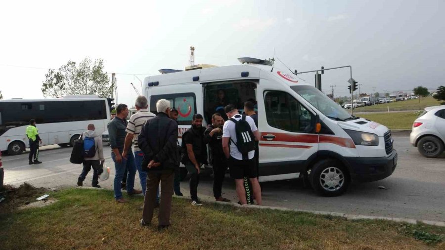 Turistleri Taşıyan Minibüs Otomobille Çarpışıp Refüje Çıktı