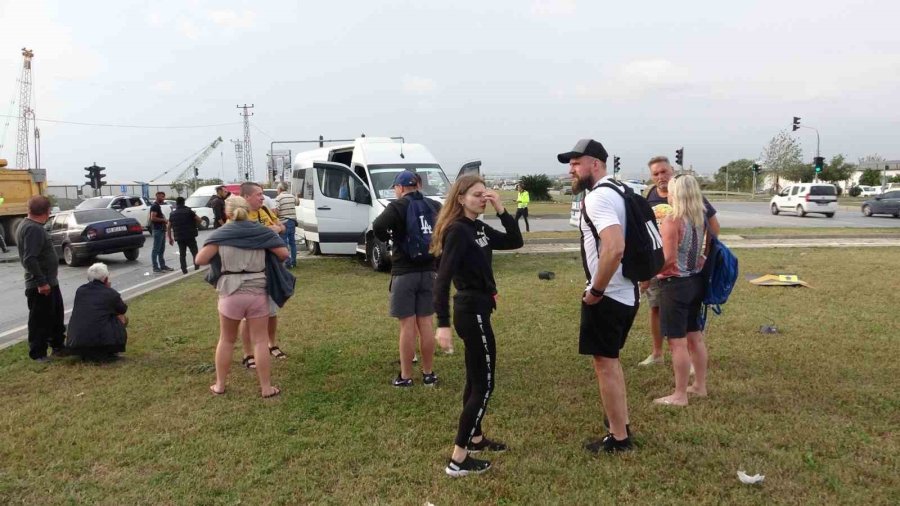 Turistleri Taşıyan Minibüs Otomobille Çarpışıp Refüje Çıktı