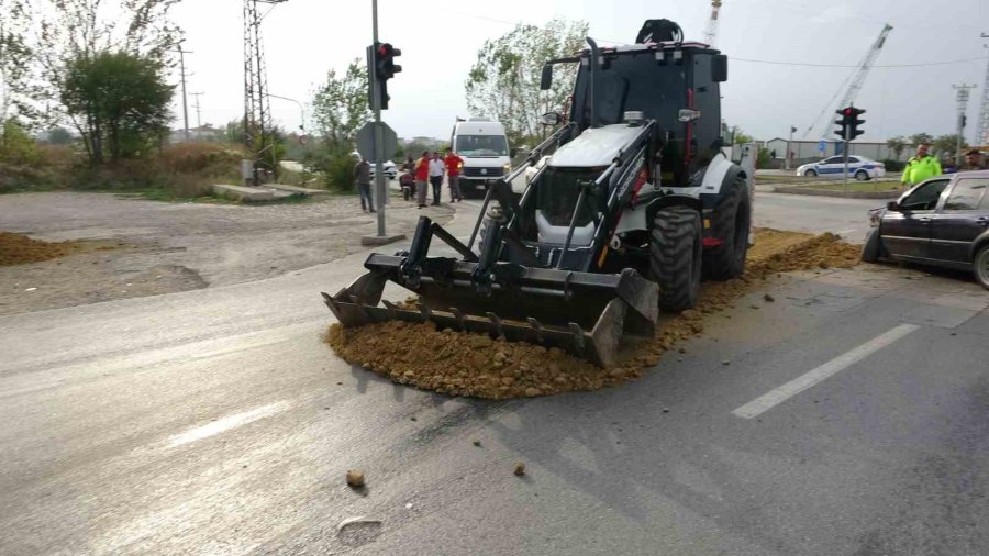 Turistleri Taşıyan Minibüs Otomobille Çarpışıp Refüje Çıktı