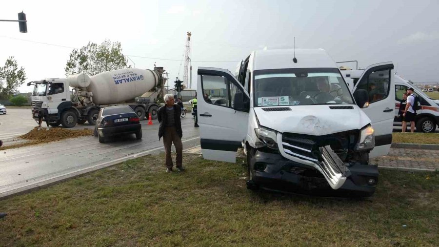 Turistleri Taşıyan Minibüs Otomobille Çarpışıp Refüje Çıktı