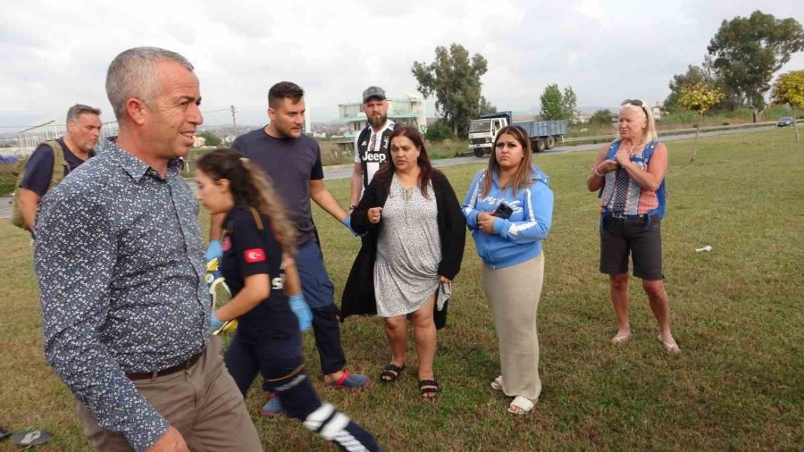 Turistleri Taşıyan Minibüs Otomobille Çarpışıp Refüje Çıktı