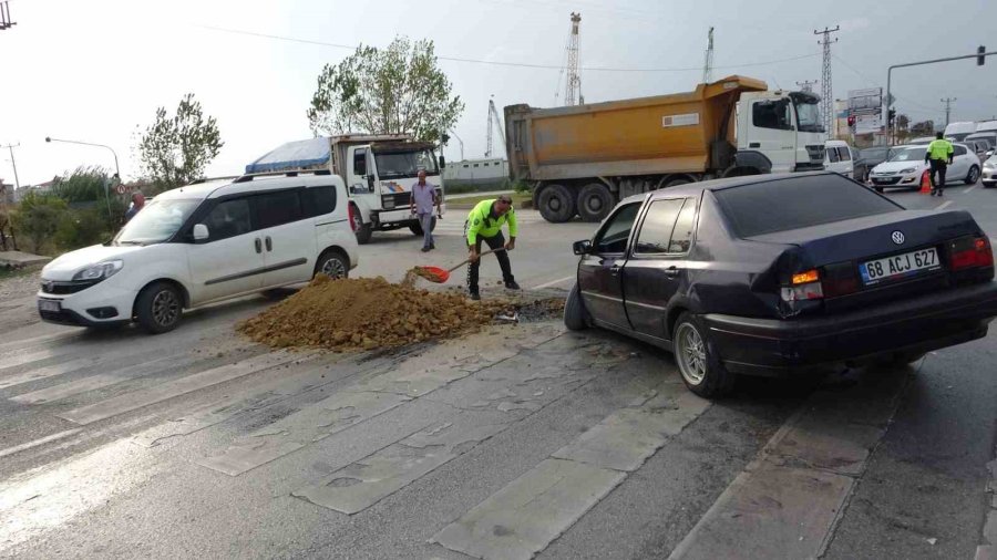 Turistleri Taşıyan Minibüs Otomobille Çarpışıp Refüje Çıktı