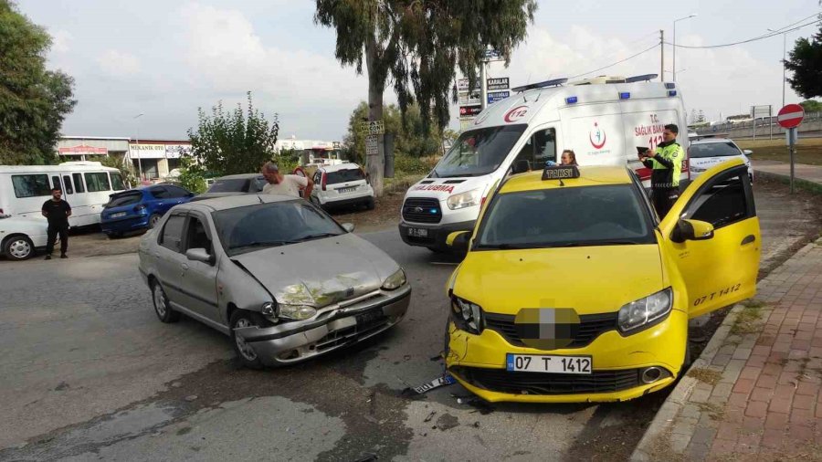 Manavgat’ta Ters Yönden Giden Otomobil İle Ticari Taksi Çarpıştı: 2 Yaralı