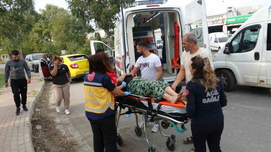 Manavgat’ta Ters Yönden Giden Otomobil İle Ticari Taksi Çarpıştı: 2 Yaralı