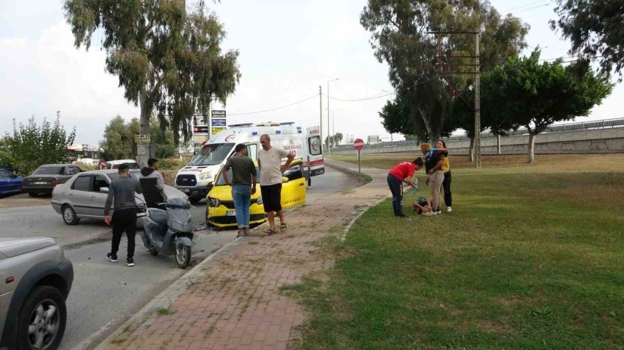 Manavgat’ta Ters Yönden Giden Otomobil İle Ticari Taksi Çarpıştı: 2 Yaralı