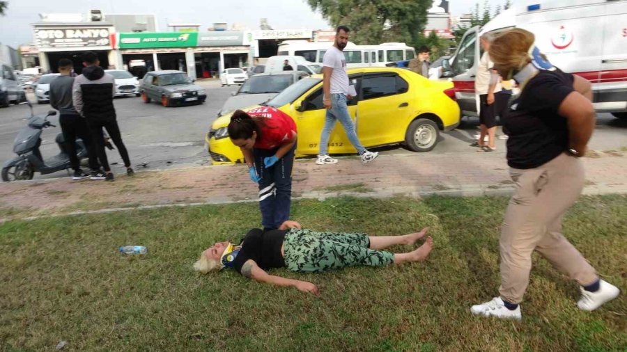 Manavgat’ta Ters Yönden Giden Otomobil İle Ticari Taksi Çarpıştı: 2 Yaralı